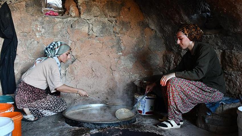 Batmanlı üreticiler mezrone üzümüyle para basıyor! Kazanlarda saatlerce kaynıyor, litresi altın değerinde!