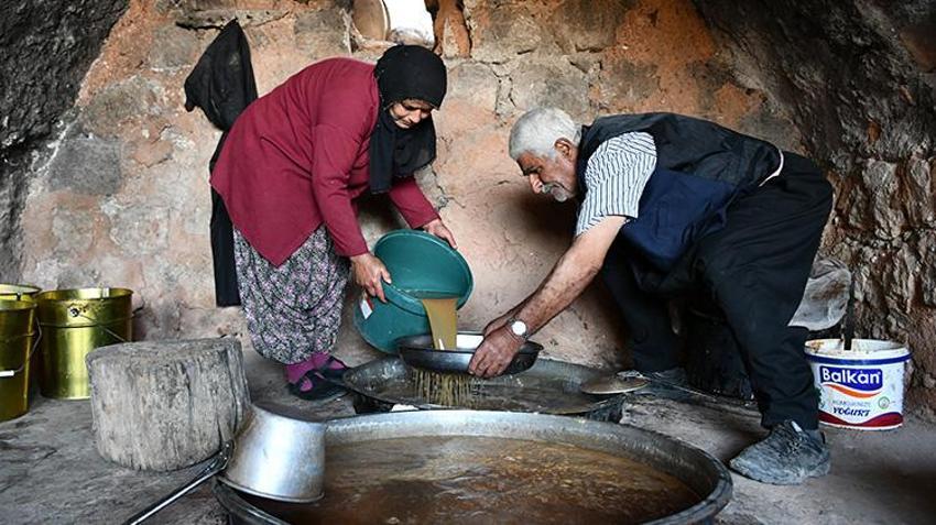 Batmanlı üreticiler mezrone üzümüyle para basıyor! Kazanlarda saatlerce kaynıyor, litresi altın değerinde!