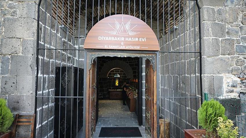 Diyarbakır'da tarihi burç hasır bilezik atölyesi oldu: Turistler üretimi canlı izliyor!
