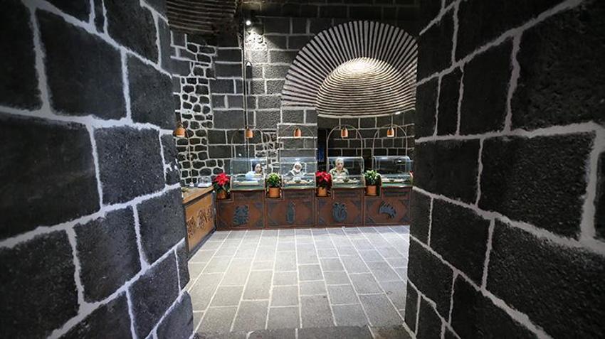 Diyarbakır'da tarihi burç hasır bilezik atölyesi oldu: Turistler üretimi canlı izliyor!