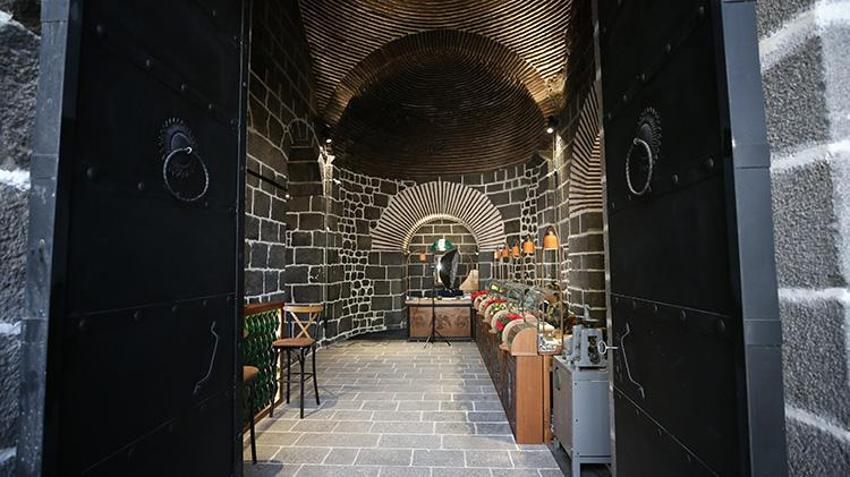 Diyarbakır'da tarihi burç hasır bilezik atölyesi oldu: Turistler üretimi canlı izliyor!