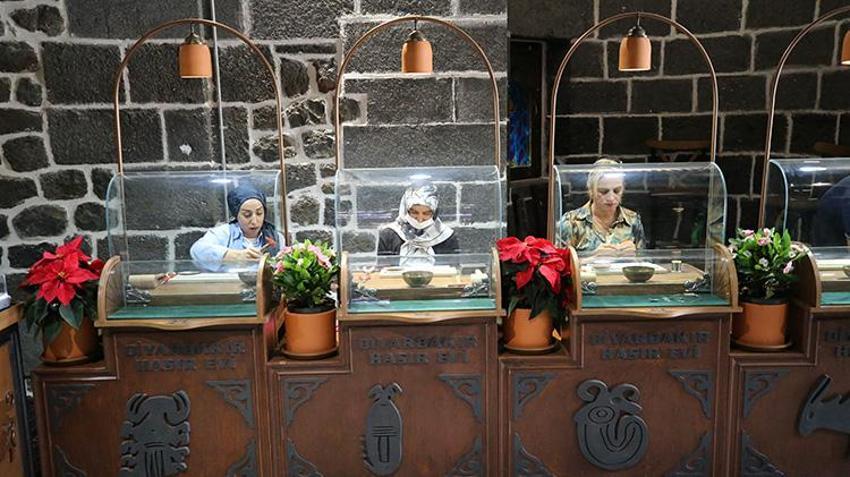 Diyarbakır'da tarihi burç hasır bilezik atölyesi oldu: Turistler üretimi canlı izliyor!