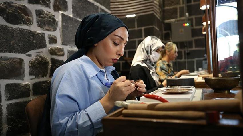Diyarbakır'da tarihi burç hasır bilezik atölyesi oldu: Turistler üretimi canlı izliyor!