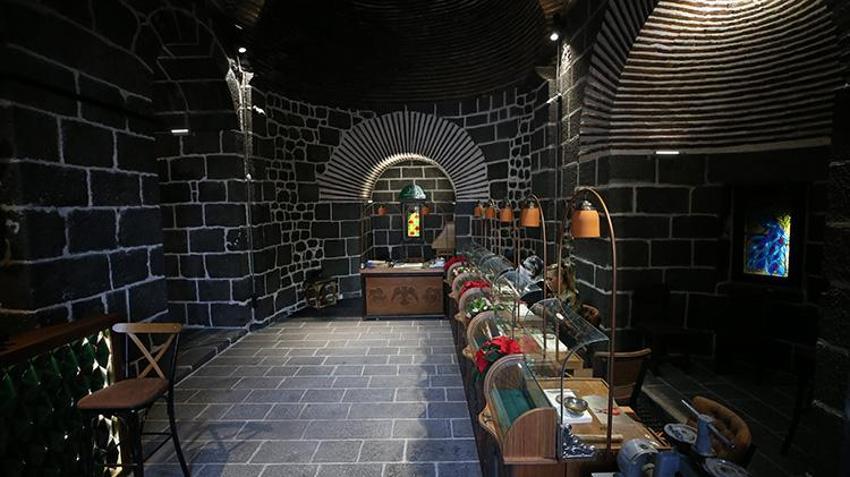 Diyarbakır'da tarihi burç hasır bilezik atölyesi oldu: Turistler üretimi canlı izliyor!