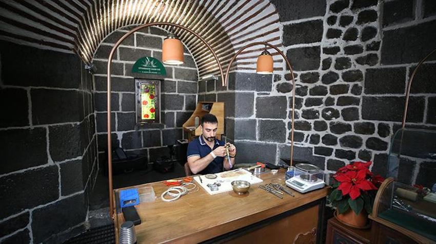 Diyarbakır'da tarihi burç hasır bilezik atölyesi oldu: Turistler üretimi canlı izliyor!