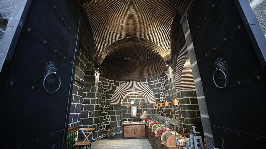 Diyarbakır'da tarihi burç hasır bilezik atölyesi oldu: Turistler üretimi canlı izliyor!