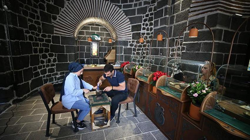 Diyarbakır'da tarihi burç hasır bilezik atölyesi oldu: Turistler üretimi canlı izliyor!