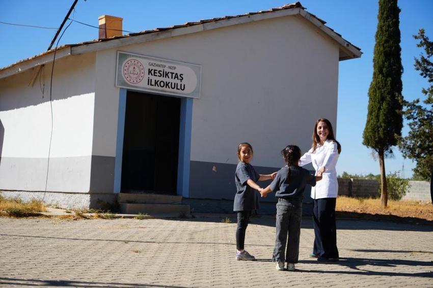 Bu okulda sadece 2 öğrenci var! Gaziantep'ten Türkiye'ye fedakarlık dersi: Her gün 45 km yol kat ediyor