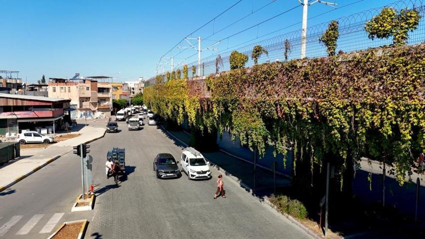 Adanalılar bu yola şaşırıyor: Zamanla sanat eserine dönüştü