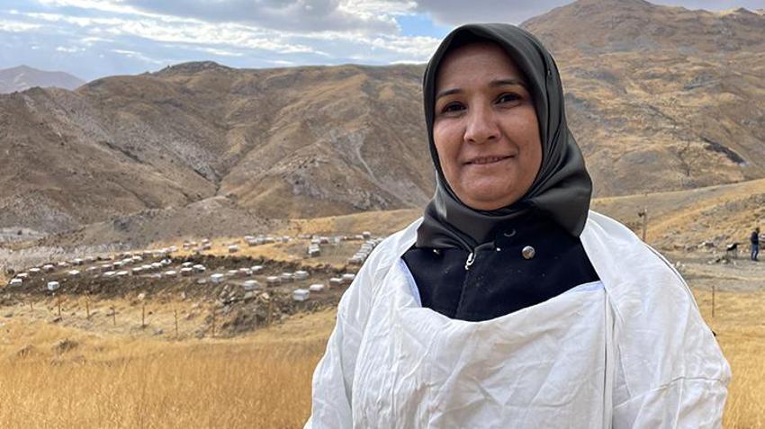 Bitlisli kadın 30 kovanla başladı, şimdi 300 kovanla üretim yapıyor! Türkiye'nin her yerinden sipariş yağıyor