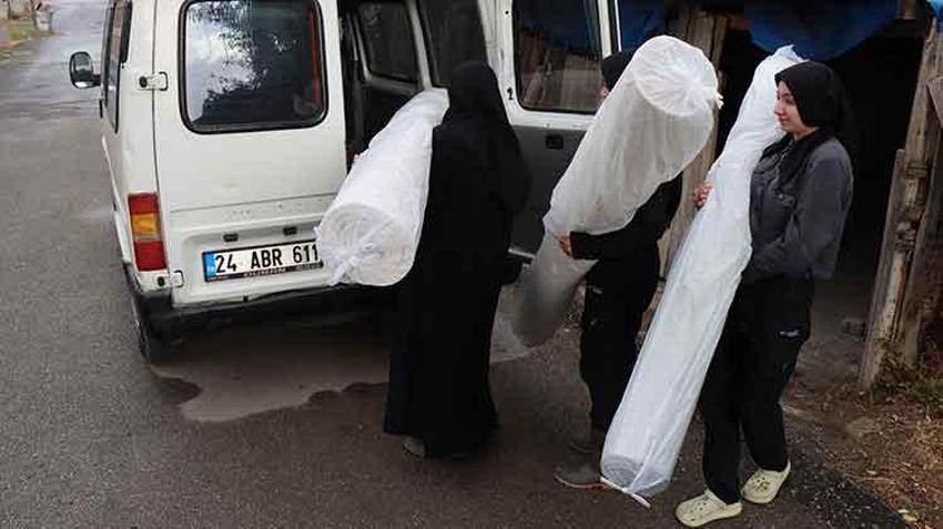 Erzincan'da anne ve kızlarını gören gözlerine inanamıyor! Erkek işi olarak bilinen zorlu mesleği kadın gücüyle yapıyorlar