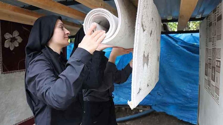 Erzincan'da anne ve kızlarını gören gözlerine inanamıyor! Erkek işi olarak bilinen zorlu mesleği kadın gücüyle yapıyorlar