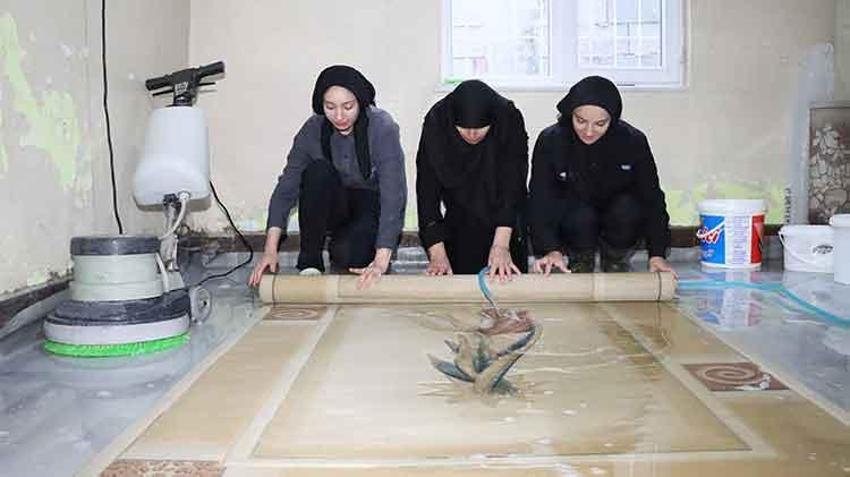 Erzincan'da anne ve kızlarını gören gözlerine inanamıyor! Erkek işi olarak bilinen zorlu mesleği kadın gücüyle yapıyorlar