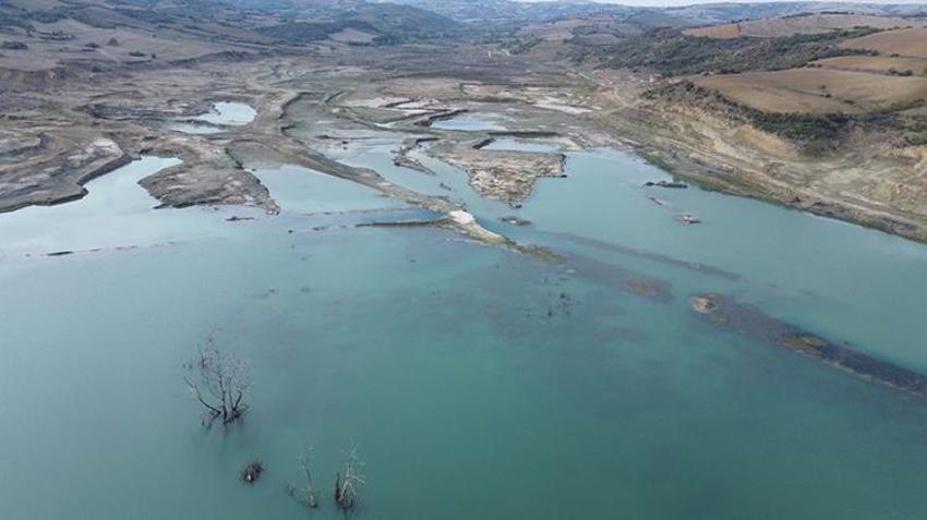 Yağmur bile fayda etmedi! Su çekildi, çatlaklar oluştu! TESKİ'den açıklama geldi