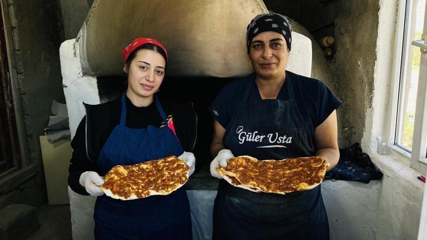 Yüksekova'da bahçeden alıp müşteriye veriyor! Aile dağ evinde destan yazıyor