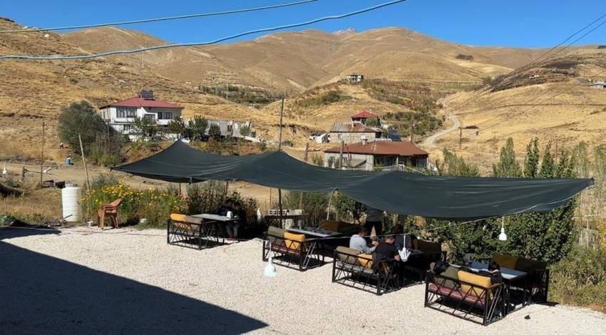 Yüksekova'da bahçeden alıp müşteriye veriyor! Aile dağ evinde destan yazıyor