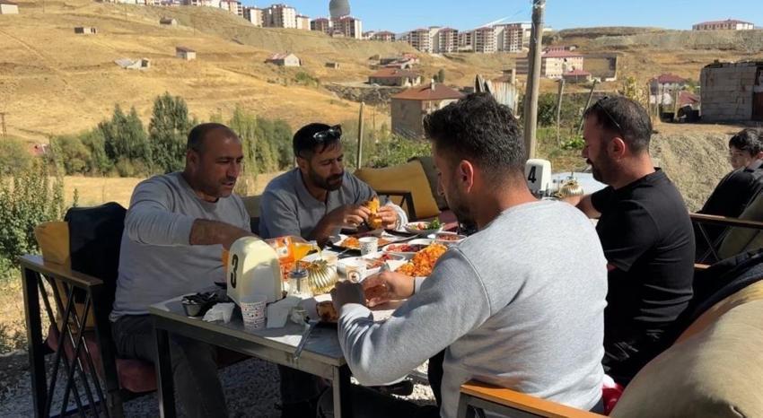 Yüksekova'da bahçeden alıp müşteriye veriyor! Aile dağ evinde destan yazıyor