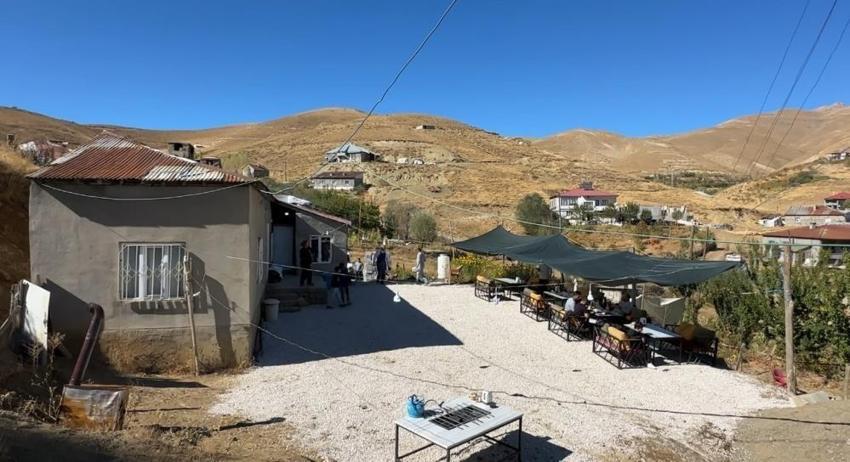 Yüksekova'da bahçeden alıp müşteriye veriyor! Aile dağ evinde destan yazıyor