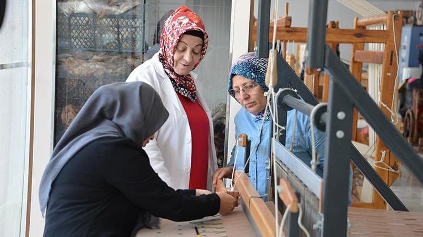 Erzurum'un coğrafi işaretli ehramı modern tasarımla hayat buldu! Hülya hoca, yün ehramı giyimden aksesuara dönüştürdü