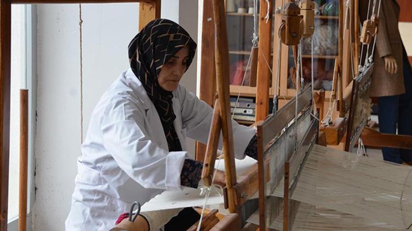 Erzurum'un coğrafi işaretli ehramı modern tasarımla hayat buldu! Hülya hoca, yün ehramı giyimden aksesuara dönüştürdü