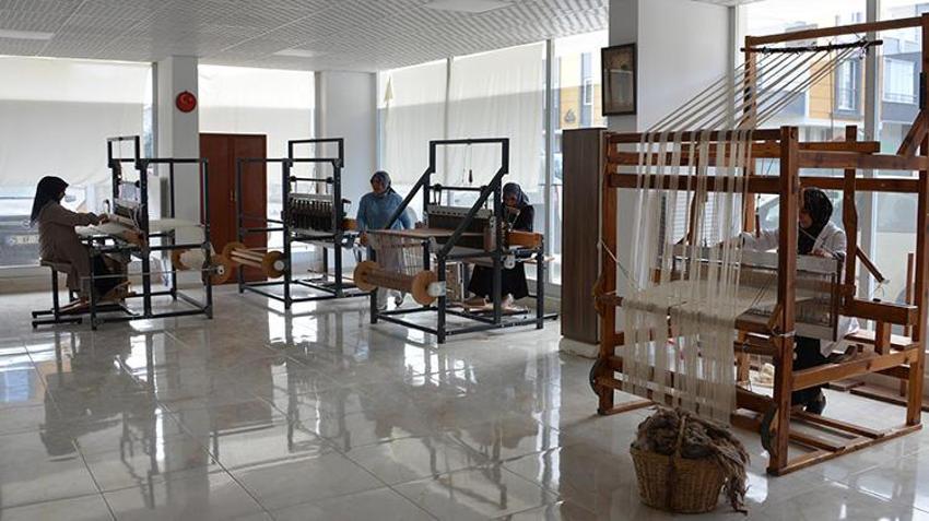 Erzurum'un coğrafi işaretli ehramı modern tasarımla hayat buldu! Hülya hoca, yün ehramı giyimden aksesuara dönüştürdü