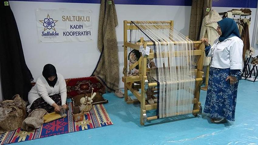 Erzurum'un coğrafi işaretli ehramı modern tasarımla hayat buldu! Hülya hoca, yün ehramı giyimden aksesuara dönüştürdü