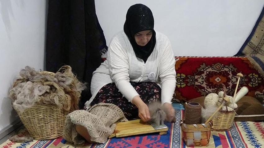 Erzurum'un coğrafi işaretli ehramı modern tasarımla hayat buldu! Hülya hoca, yün ehramı giyimden aksesuara dönüştürdü