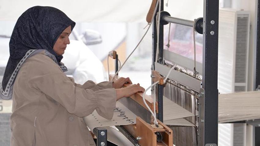 Erzurum'un coğrafi işaretli ehramı modern tasarımla hayat buldu! Hülya hoca, yün ehramı giyimden aksesuara dönüştürdü