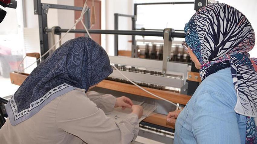 Erzurum'un coğrafi işaretli ehramı modern tasarımla hayat buldu! Hülya hoca, yün ehramı giyimden aksesuara dönüştürdü