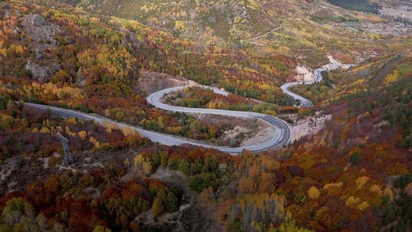 Sivas'ta Kartpostallık manzara! Sonbaharda adeta yağlı boya tablosuna dönüştü