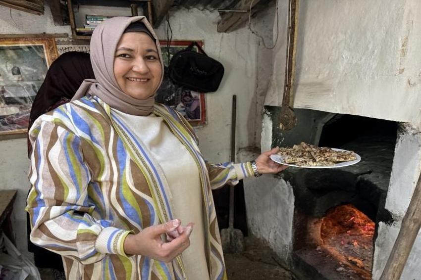 Köyde evin bahçesinde kurdu! 5 yıldızlı otellere 40 ton satış yapıyor: Kadın girişimci çadırda altın buldu