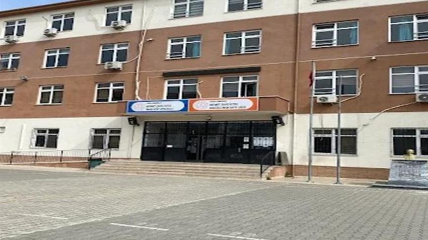 Bursa'da lisede dehşet! Öğrenciyi gasp edip müdür yardımcısının burnunu kırdılar