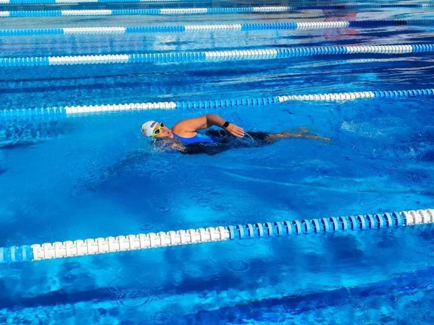 Manş Denizi'nin ilk kez geçen sporcu Adana'da 4 bin çocuğa yüzme öğretti! 60'ından sonra eşini bile yüzücü yaptı