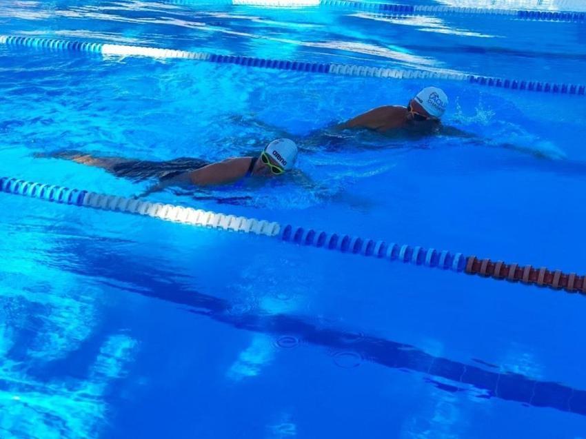 Manş Denizi'nin ilk kez geçen sporcu Adana'da 4 bin çocuğa yüzme öğretti! 60'ından sonra eşini bile yüzücü yaptı