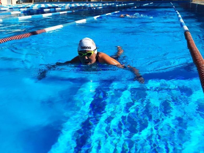 Manş Denizi'nin ilk kez geçen sporcu Adana'da 4 bin çocuğa yüzme öğretti! 60'ından sonra eşini bile yüzücü yaptı