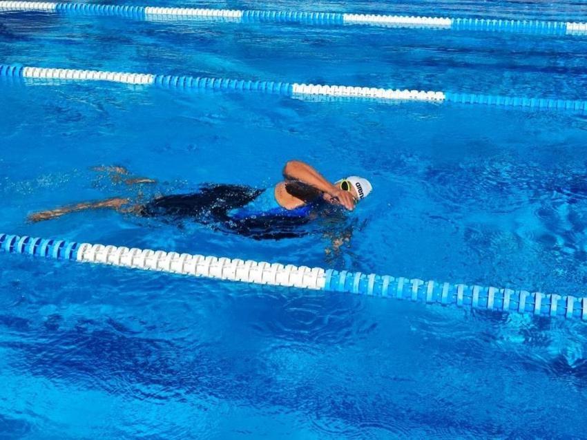 Manş Denizi'nin ilk kez geçen sporcu Adana'da 4 bin çocuğa yüzme öğretti! 60'ından sonra eşini bile yüzücü yaptı