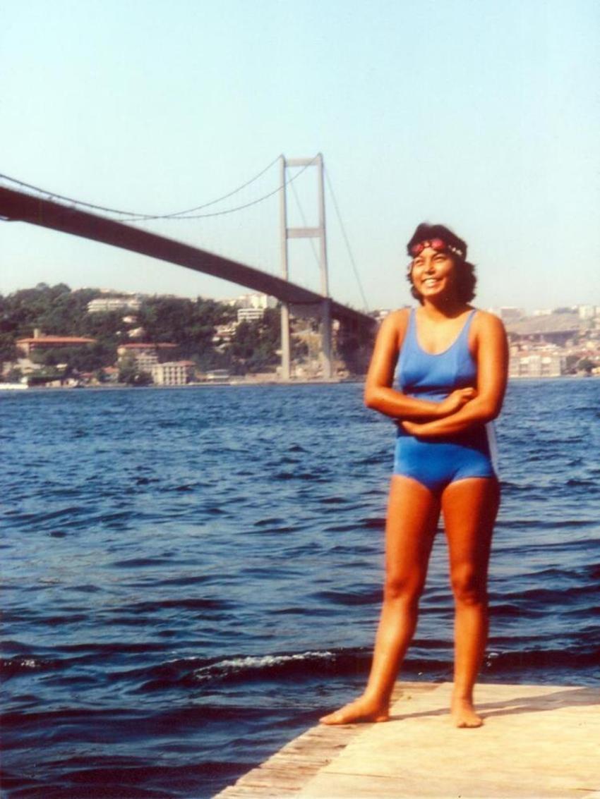 Manş Denizi'nin ilk kez geçen sporcu Adana'da 4 bin çocuğa yüzme öğretti! 60'ından sonra eşini bile yüzücü yaptı