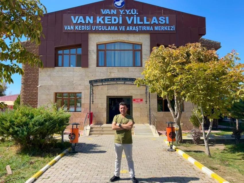 Van kedilerinin 'Koruyucu Babası' oldu! Kedilerin neslini kurtaran kahraman ömrünü bu işe adadı: 'Veterinerlik bodrumundan lüks villaya...'