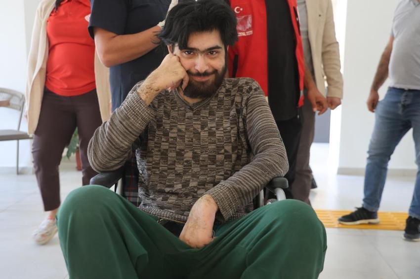 Depremzede Barış'ın dramı gündem olunca valilik harekete geçti! 3 yıl sonra ilk kez evden çıktı: Tıraş oldu, hamama gitti