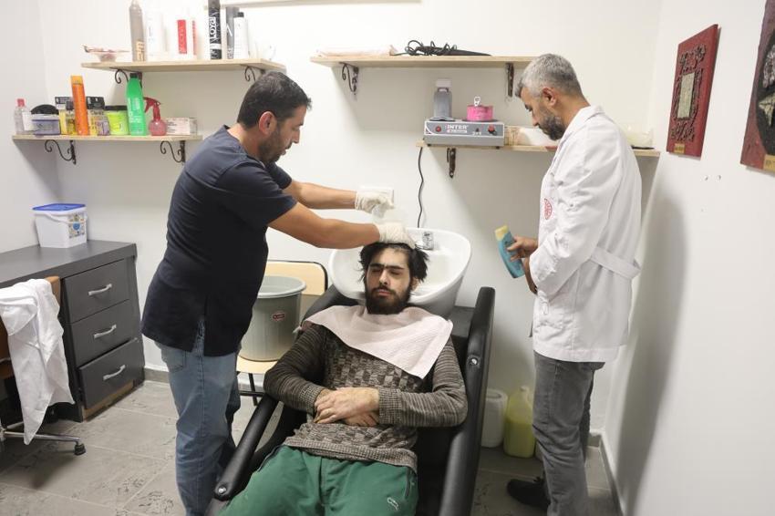 Depremzede Barış'ın dramı gündem olunca valilik harekete geçti! 3 yıl sonra ilk kez evden çıktı: Tıraş oldu, hamama gitti