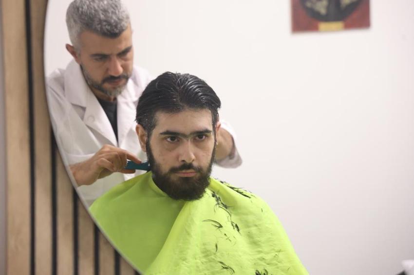 Depremzede Barış'ın dramı gündem olunca valilik harekete geçti! 3 yıl sonra ilk kez evden çıktı: Tıraş oldu, hamama gitti