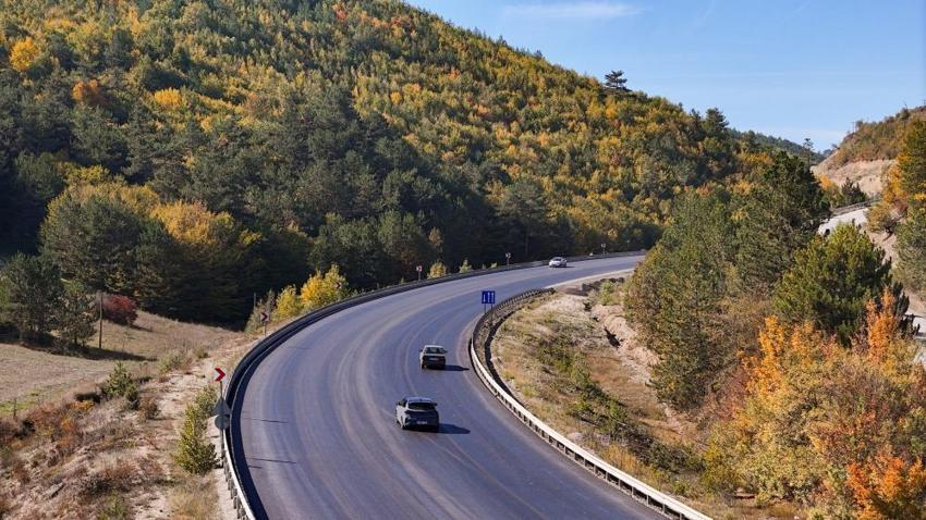 Bolu-Mudurnu'da ağaçlar sarı, turuncu ve kızıla Büründü: Sonbahar renk cümbüşü havadan görüntülendi
