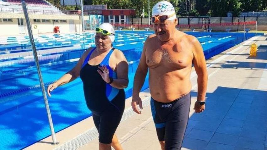 Adana'dan çıkıp adını dünya tarihine yazdırdı! Şimdi 68 yaşında kocasına da aynısını yaptı