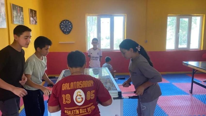 25 yaşındaki imamdan örnek proje: Çocuklar için köye spor ve sinema salonu kurdu!