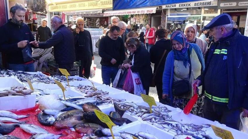 Samsun'da kilosu 300 TL'den 100 TL'ye düştü! 50 kasa anında bitti