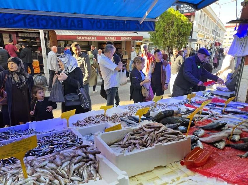 Samsun'da kilosu 300 TL'den 100 TL'ye düştü! 50 kasa anında bitti