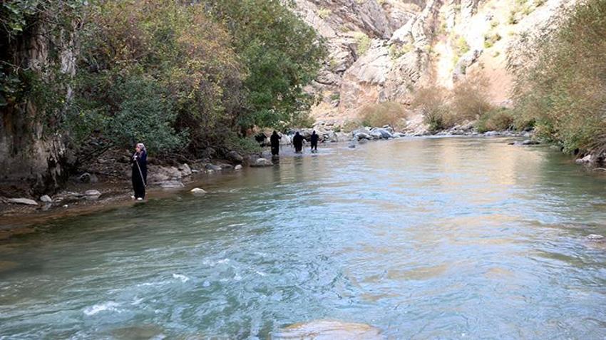 5 ay geçti ama onlar vazgeçmedi! Hakkarili aile Avaşin Deresi'nde aramaya devam ediyor