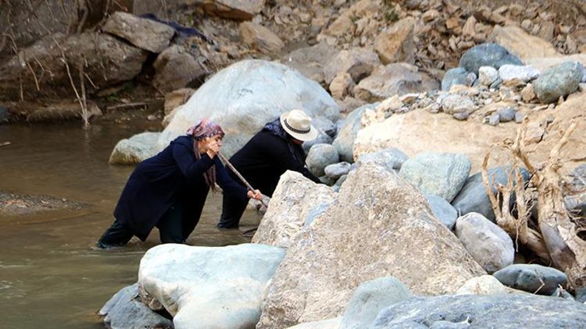 5 ay geçti ama onlar vazgeçmedi! Hakkarili aile Avaşin Deresi'nde aramaya devam ediyor