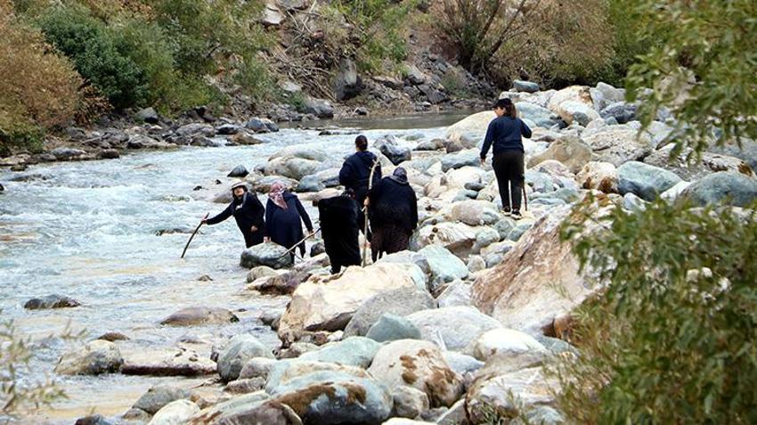 5 ay geçti ama onlar vazgeçmedi! Hakkarili aile Avaşin Deresi'nde aramaya devam ediyor