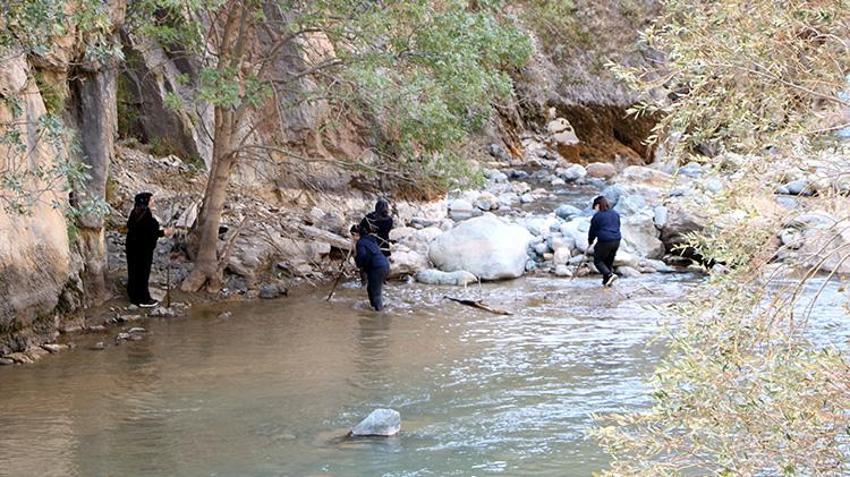5 ay geçti ama onlar vazgeçmedi! Hakkarili aile Avaşin Deresi'nde aramaya devam ediyor